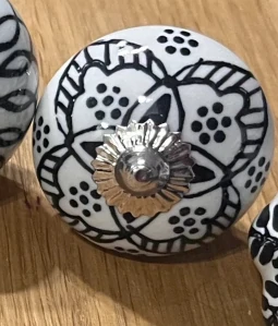 Úchytka Black Mandala Flower