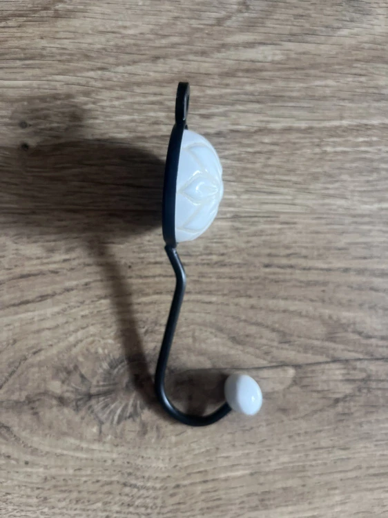 Vešiak krémový Kvietok