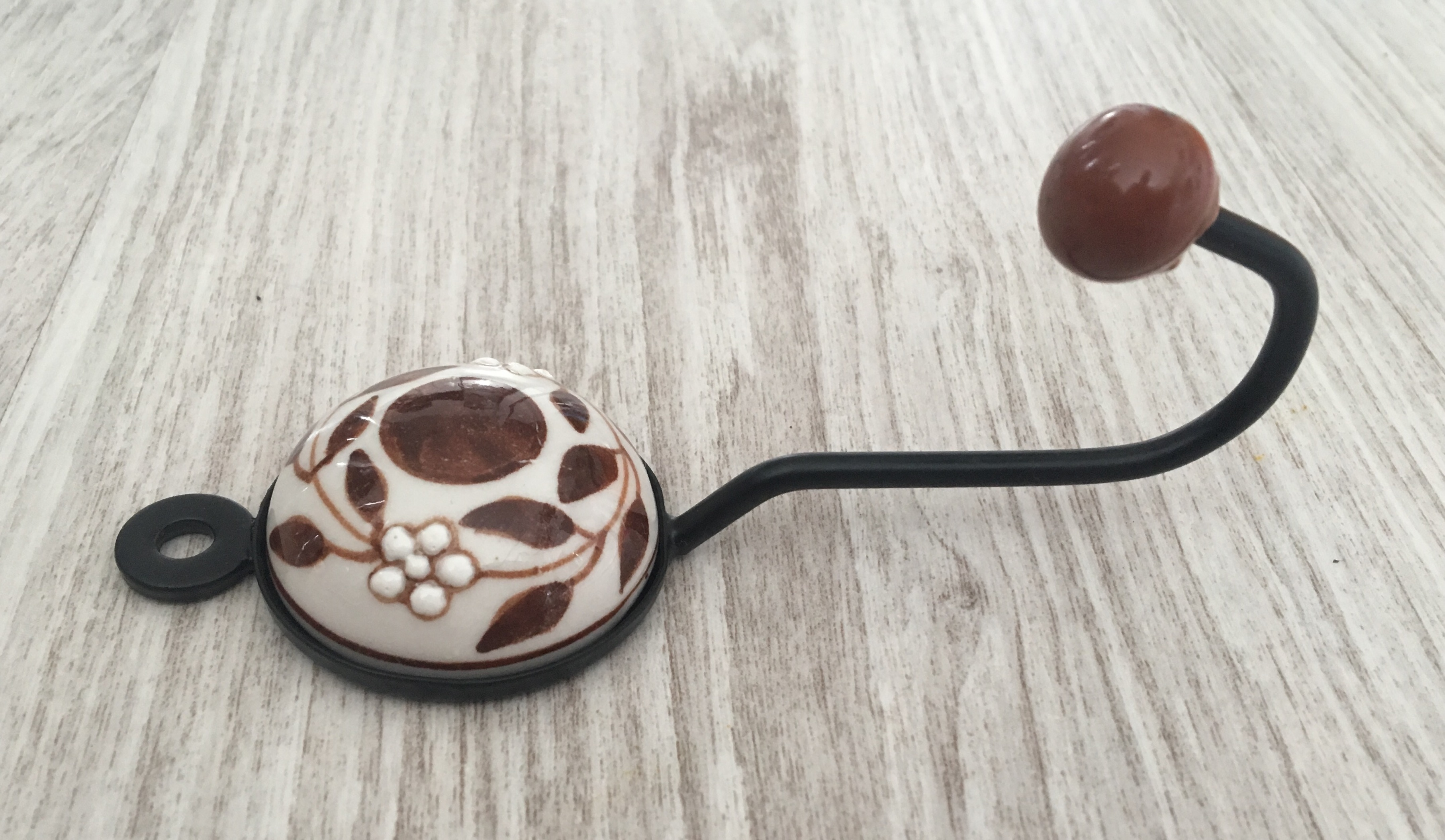 Vešiak Brown flowers